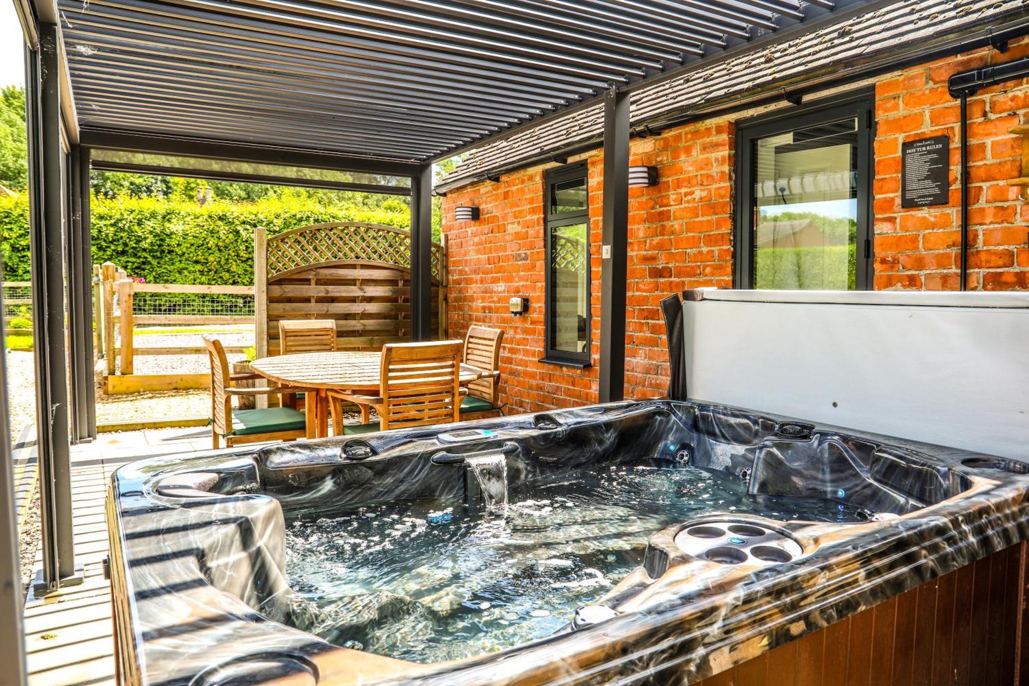 Cottage With Hot Tub - Near Cheltenham And Tewkesbury Exterior photo