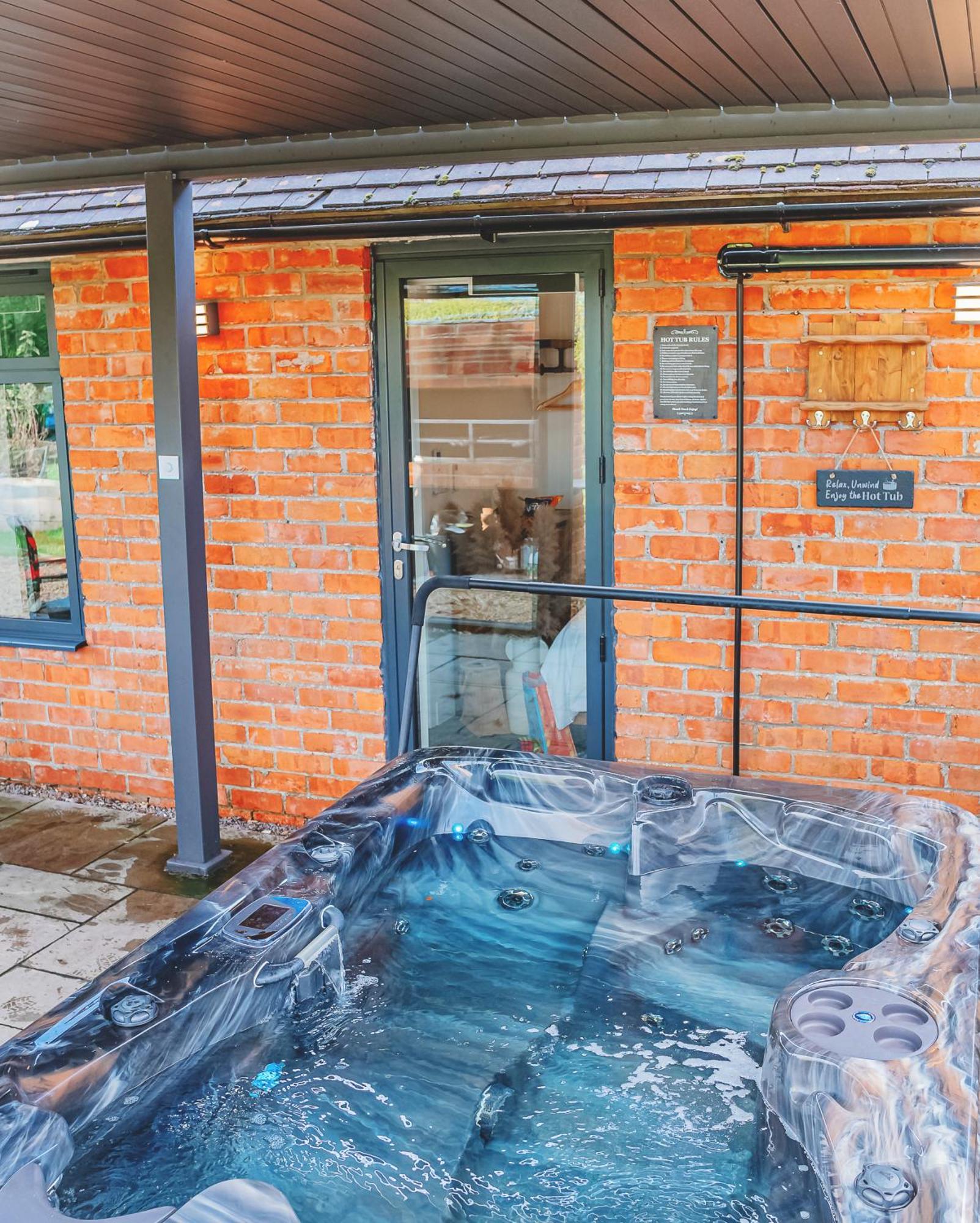 Cottage With Hot Tub - Near Cheltenham And Tewkesbury Exterior photo